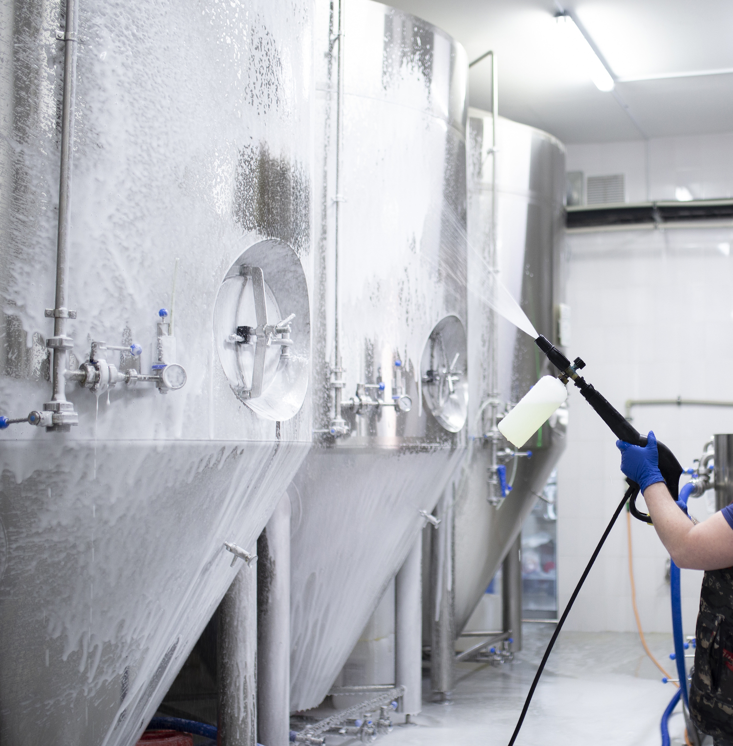 Manuel Yıkamanın Ötesi: Endüstriyel Yıkama Sistemleri Neden Tesisinizin En Güvenli Yatırımıdır?